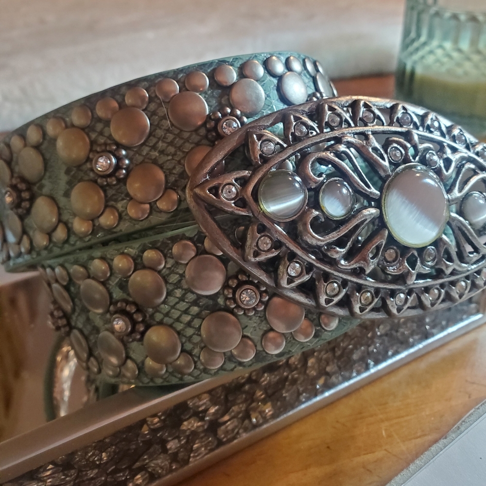 Vintage Guess belt, sage green , metal, size M, silver buckle